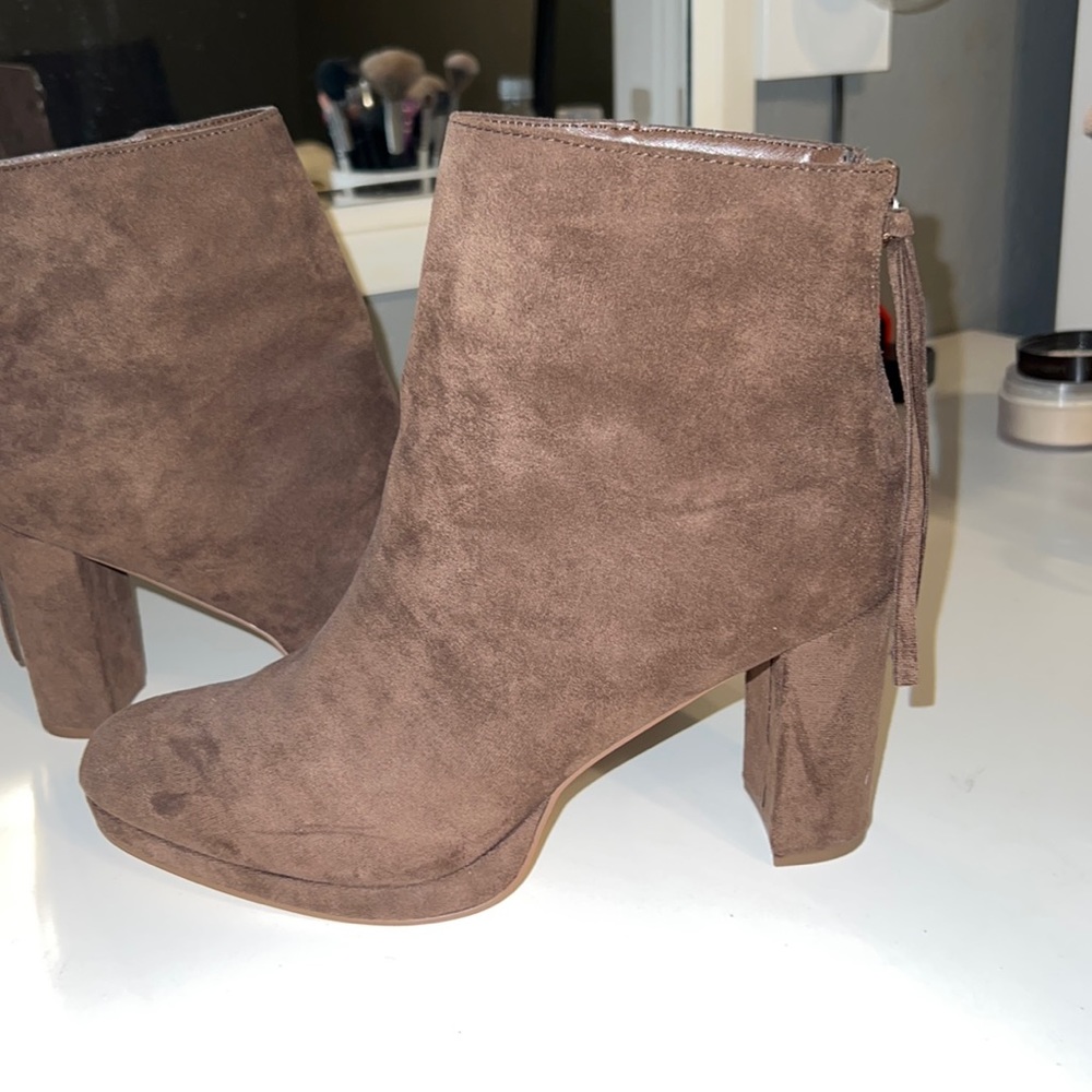 Tan/brown suede boots/booties